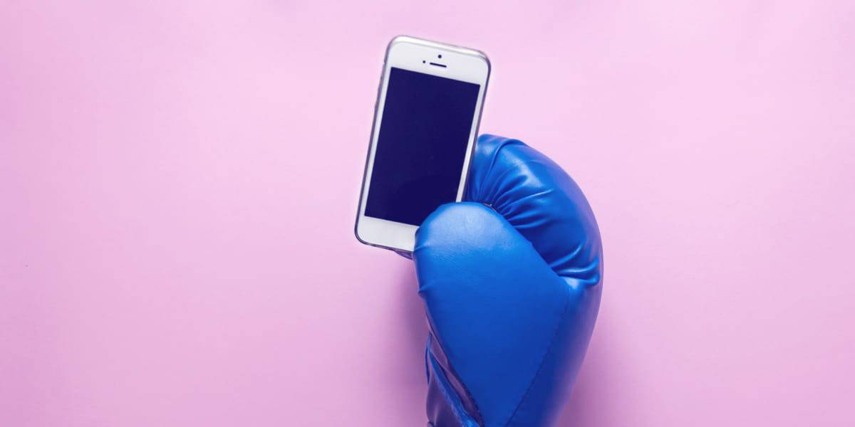 Un gant de boxe avec un téléphone