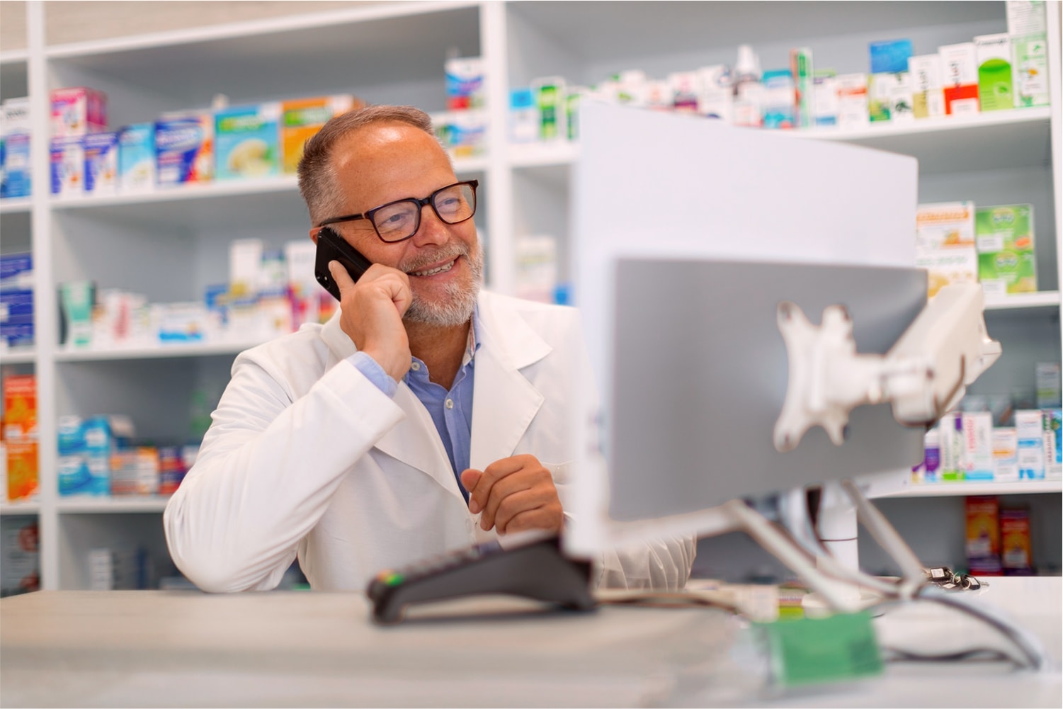 Pharmacien au téléphone
