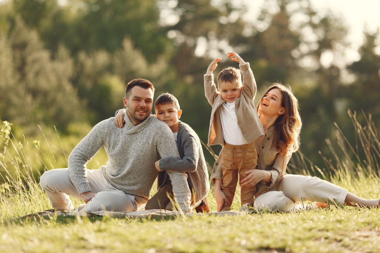 Famille heureuse dans la nature