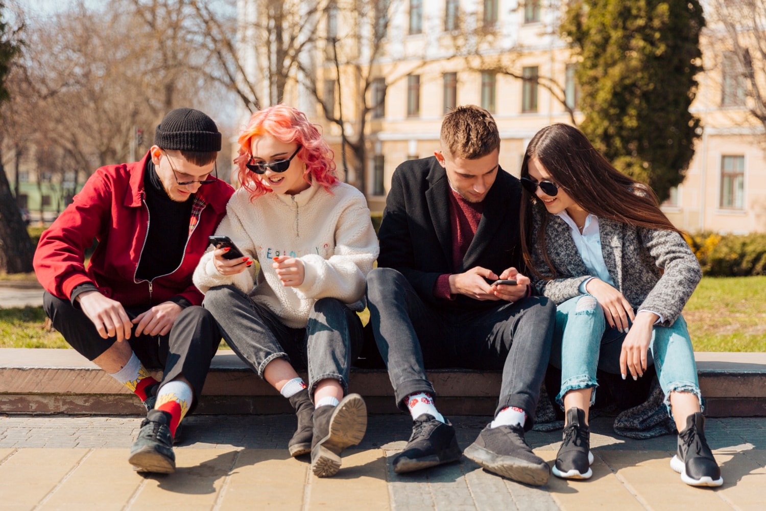 Jeunes adultes de la génération z sur leur smartphone