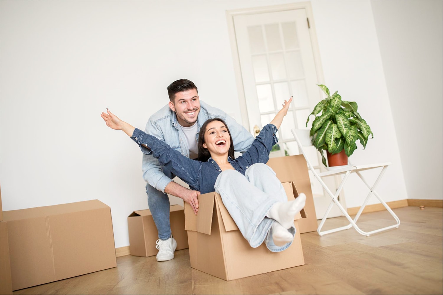 Couple heureux dans un nouvel appartement