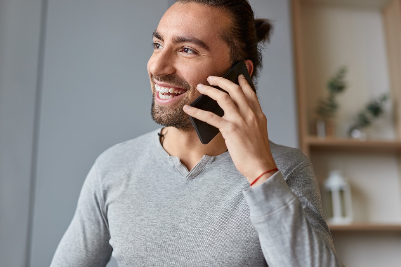 un homme répond au téléphone
